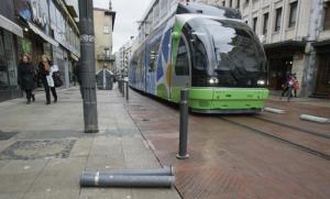 Tranvia de Vitoria con los bolardos de protección en el suelo Tranvia de Vitoria con los bolardos de protección en el suelo