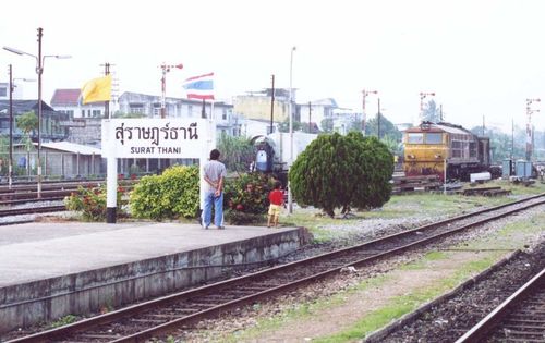 Surat_Thani_railway_station_signboard