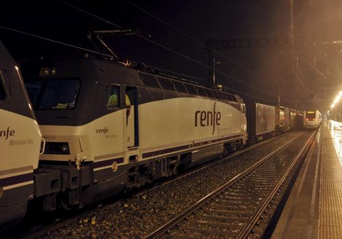 PARTE EL PRIMER TREN DE MERCANCÍAS DE ANCHO INTERNACIONAL ESPAÑA-FRANCIA