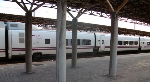 alvia en la estación Jovellanos de Gijón