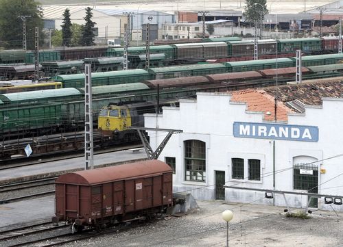 Trenes de mercancias en la estacin de tren de Miranda.