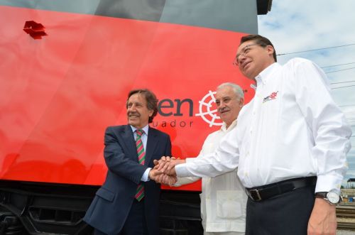 El presidente de Feve, el embajador de Ecuador en España y el Gerente General FEEP frente a uno de los coches del tren turístico ecuatoriano construido por Feve