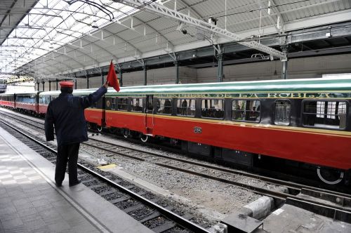 El jefe de estación da la salida al tren El expreso de La Robla en La Concordia