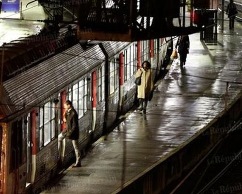 pasajeros-suben-al-tren-en-estacion-francesa