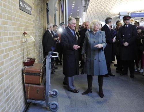 carlos-y-camilla-visitan-el-metro-de-londres