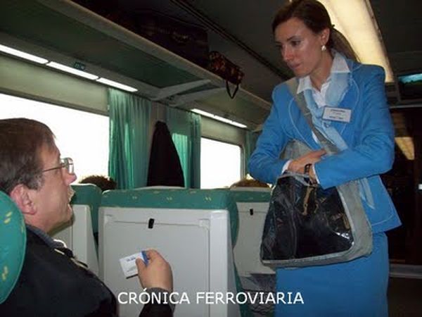 azafata-reparte-auriculares-cronica-ferroviaria