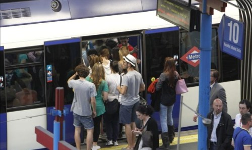 gente-en-andenes-paro-metro
