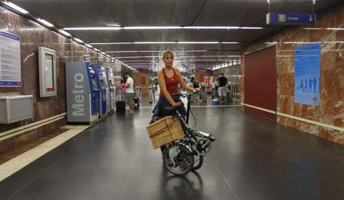 ana-jimenez-y-su-bici-plegable-jorge-parisble