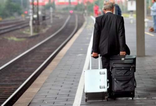pasajeros-ferrocarril-maletas