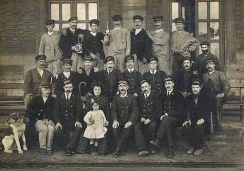 Plantilla completa de la estación de del Norte Avilés, incluyendo una taquillera. Anónimo. 1915.