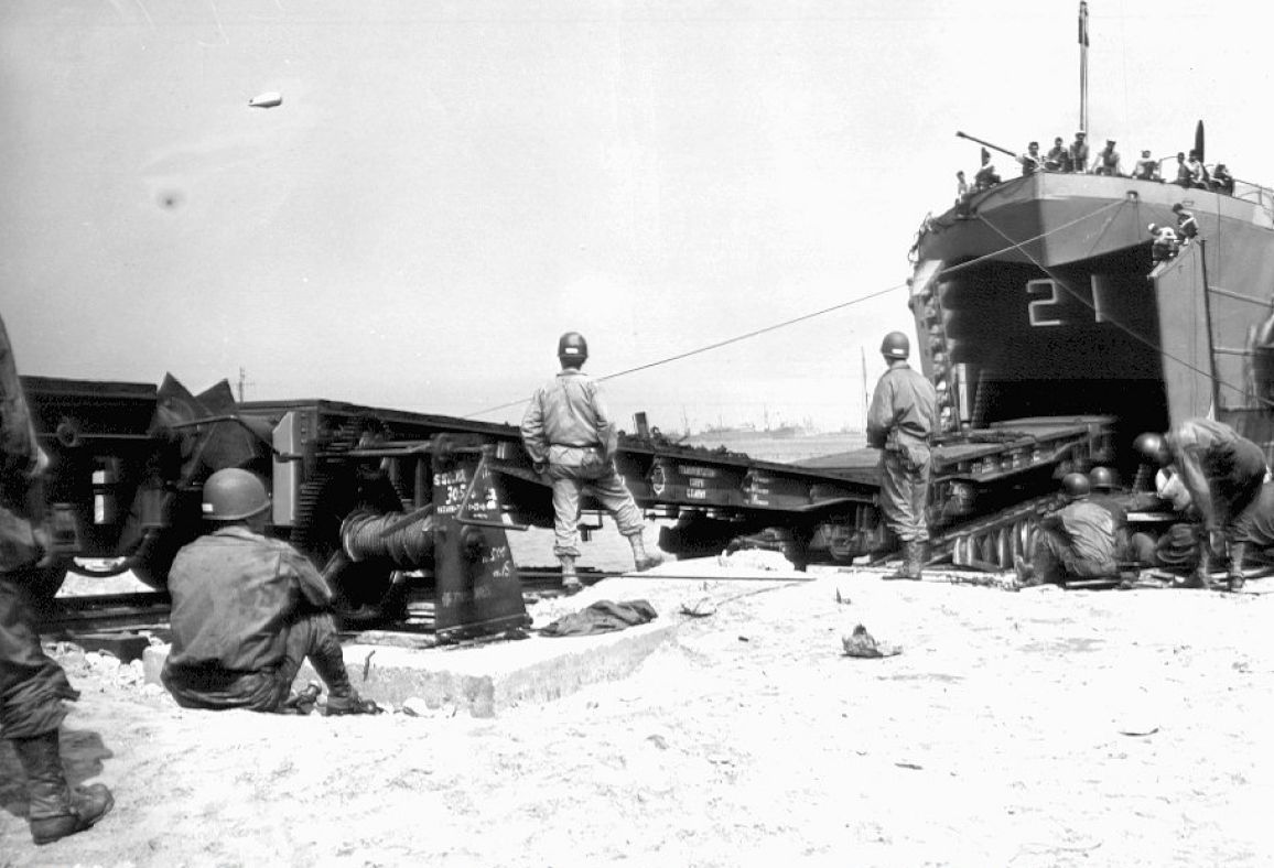 03.desembarco-vehiculos-ferroviarios