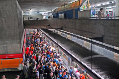 pasajeros-esperan-llegada-trenes-sao-paulo