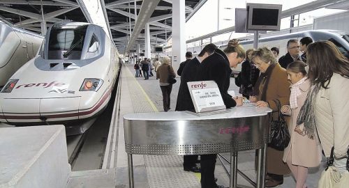 pasajeros-ave-estacion-joaquin-sorolla-valencia