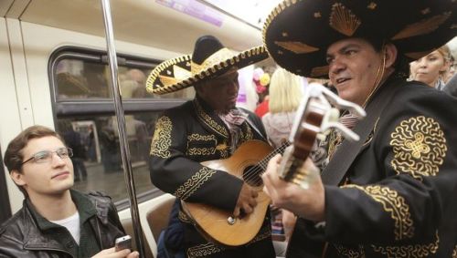metro-moscu-mariachis-octavio-paz