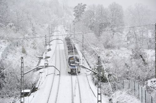 tren en Euba, amorebieta. nieve bizkaia... ignacio perez