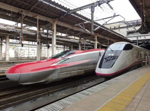 dos-trenes-shinkansen-E6-E3-japon