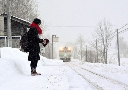 estudiante-unica-passjera-estacion-japon