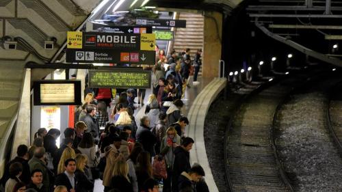 pasajeros-anden-plaza-espanya-anuncio-mobile