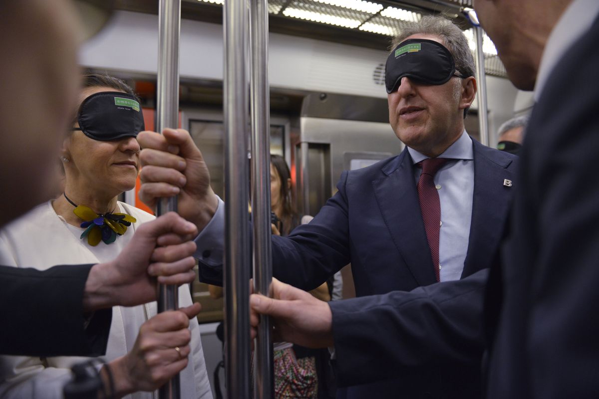 ojos-tapados-autoridades-metro