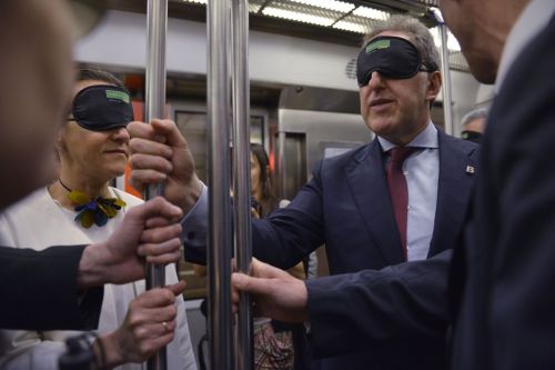 ojos-tapados-autoridades-metro