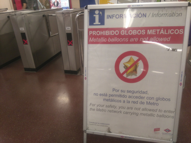 globos-netalicos-acceso-metro-madrid