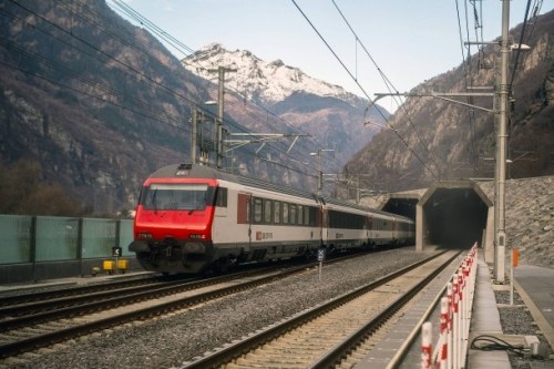 tunnel-gottardo-train