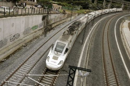 tren-alvia-circula-curva-angrois